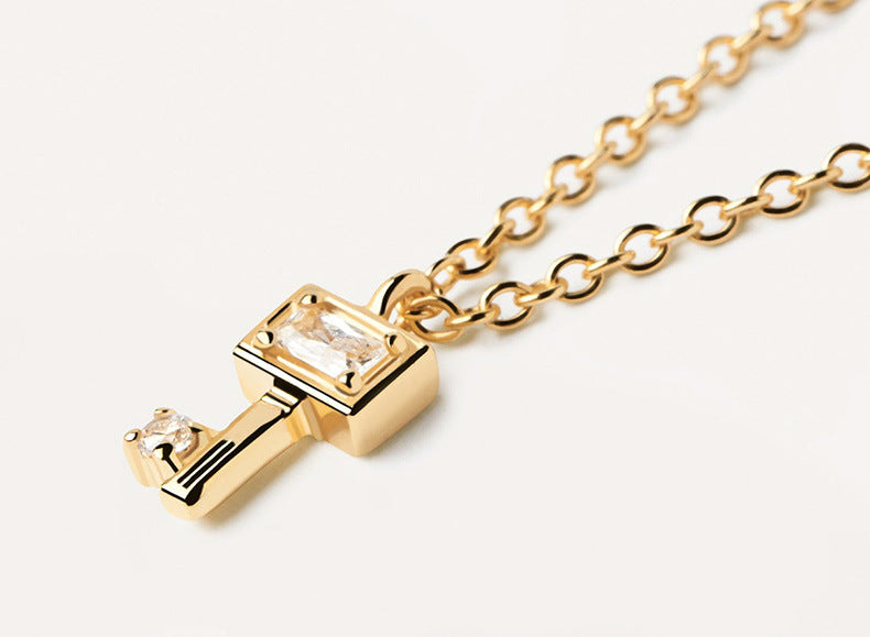 שרשרת מפתח לב — תליון מפתח משובץ אבני זירקון שקופות על שרשרת חוליות עדינה בגוון זהב.