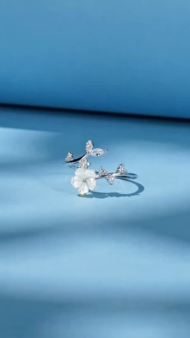 יומיומי, אבל ממש לא משעמם. הפרט הקטן שמשדרג גם את הדבר הכי פשוט בארון.
✨ טבעת פרח לבן
פרח ופרפר, באמצע האביב
טבעת פתוח