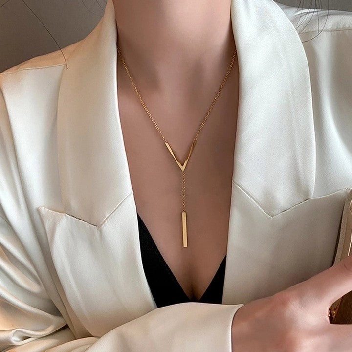 מתה על איך שזה יושב.
✨ שרשרת דניאלה
💰 מחיר: 129.00₪
שרשרת לאריאט עם בר נופל
שרשרת דקה יוצרת V רך על עצם הבריח ויורדת ל