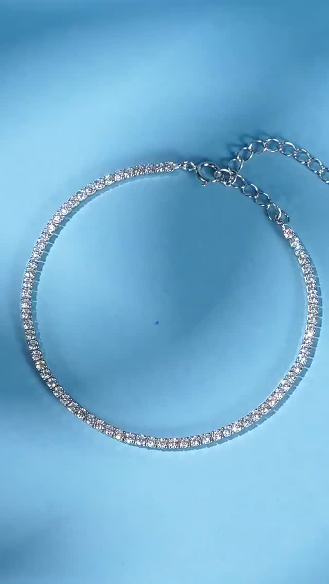 פשוט עושה את כל הלוק.
✨ צמיד טניס קשת
💰 מחיר: 179.00₪
קו האור הקלאסי על פרק היד
שורה אחת של אבנים בליטוש עגול משובצות