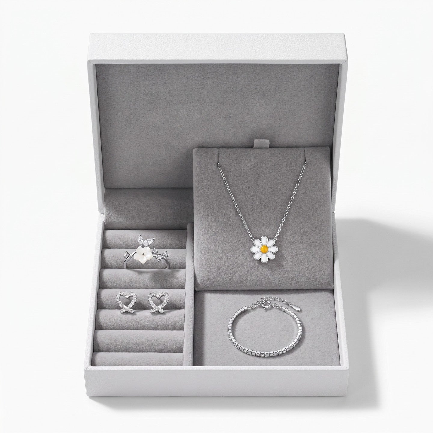 יופי שנשאר, לא רק ליום אחד.
✨ SILVER BLOOM QUARTET
ארבעה חלקים בכסף 925: שרשרת, טבעת, צמיד ועגילים לשילוב יומיומי שלם.