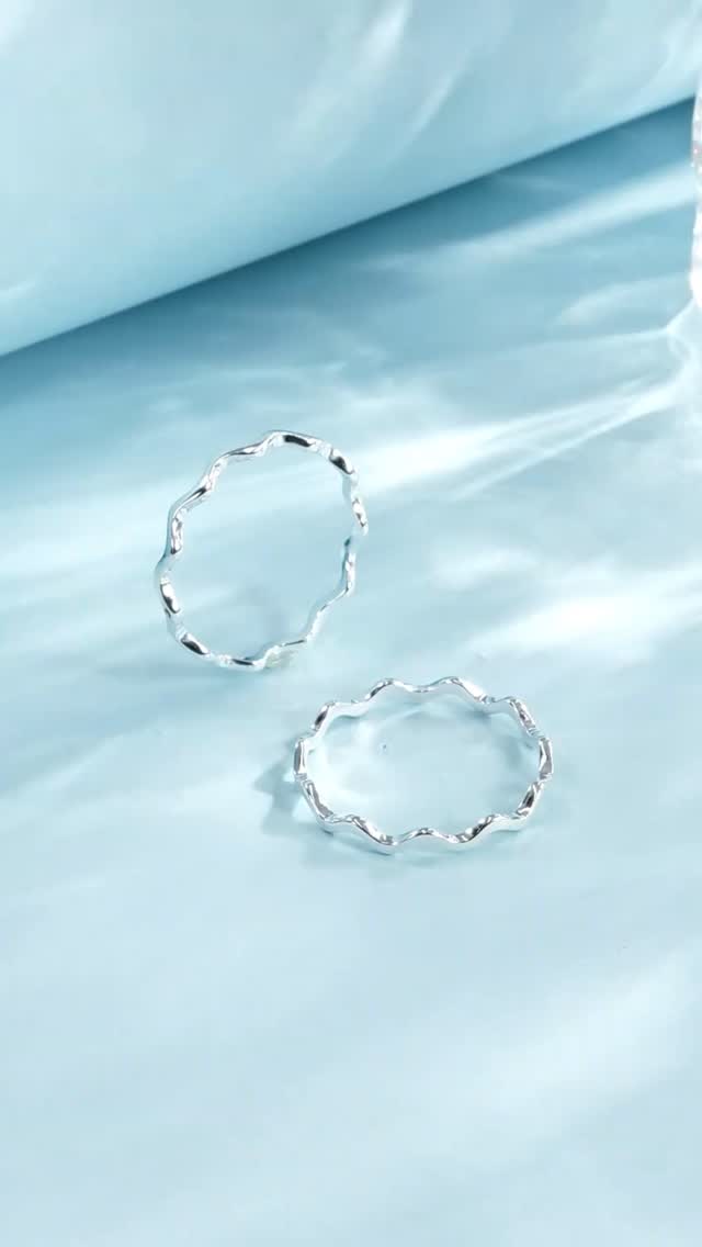 טבעת שכולם שואלים עליה.
✨ טבעת גלי
טבעת גלים דקה לשכבות
טבעת סטרלינג דקה בצורת גל זיגזג רציף, קלה ומאופקת. נלבשת יפה ל