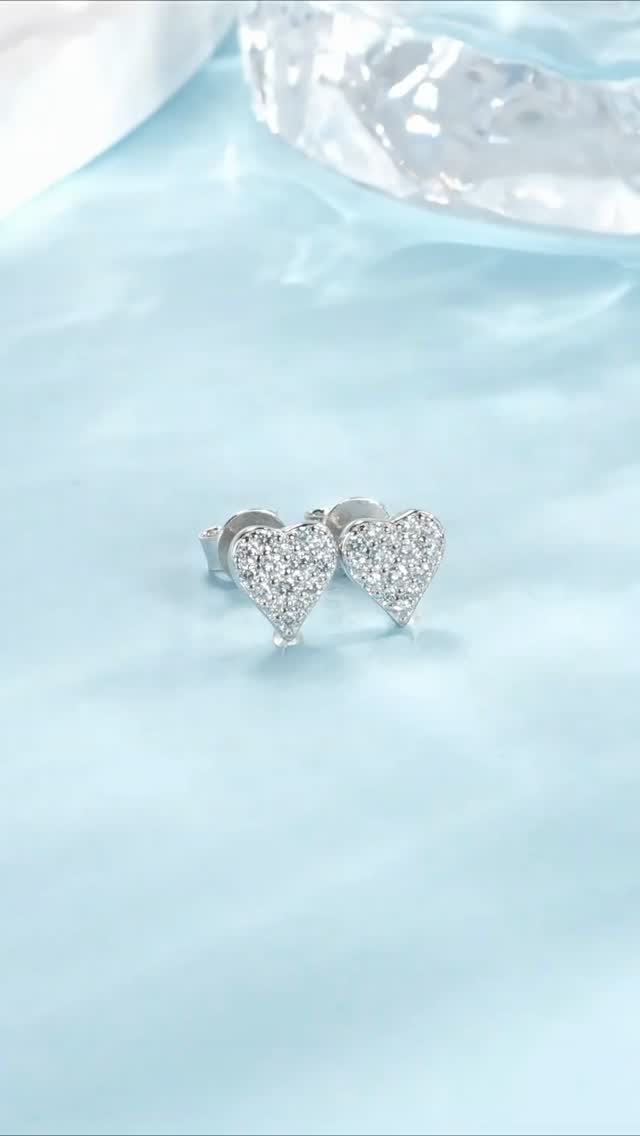 פריט אחד ופתאום כל הלוק עובד.
✨ MOISSANITE DUO
עגילי מויסנייט וצמיד תואם, הדרך הכי פשוטה להיכנס לקולקציית המויסנייט.