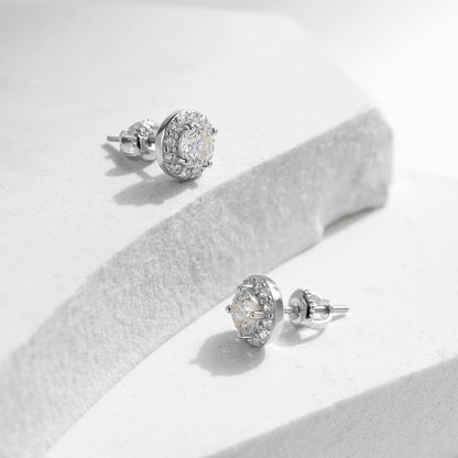 עגילי אגם מכסף 925 עם אבן מואסנייט עגולה במרכז ואבנים קטנות מסביב