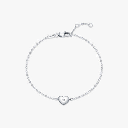 צמיד אריאלה מכסף 925 משובץ מואסנייט עם תליון לב במרכזו על רקע לבן.